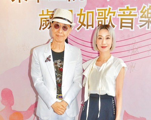 泳兒在活動上與前輩葉振棠合照。