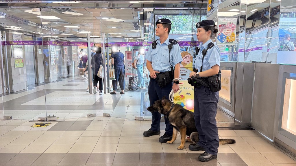 警方帶同警犬戒備。 警方帶同警犬戒備。