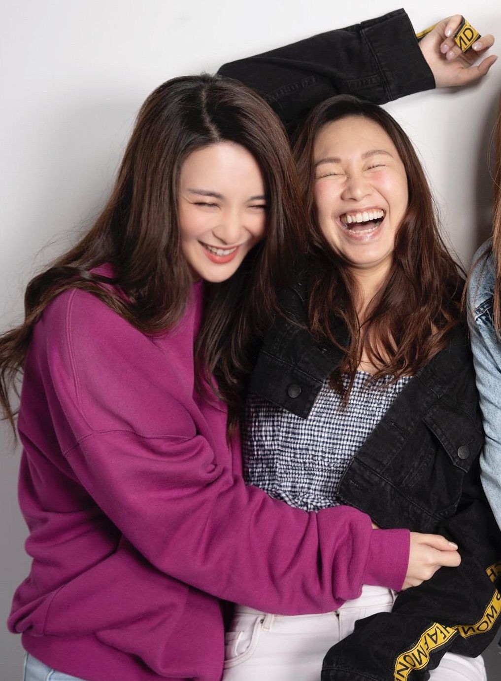 傾訴閨密麥貝夷同裕美曾經係無所不談,瞓喺隔離嘅好姊妹,就連上去翟威廉度過夜都會「單」聲,所以裕美知道成件事內情。