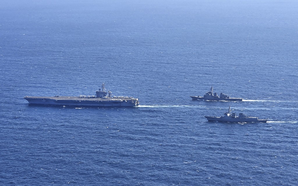 美国海军出动「卡尔文森号」航空母舰参与美日韩联合军演。美联社