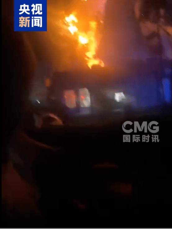 有濃煙在購物中心冒出。央視截圖 有濃煙在購物中心冒出。央視截圖