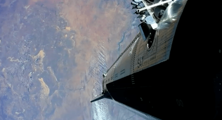 美国太空探索科技公司SpaceX的“星舰”完成历来首次入轨飞行，并成功投放26枚新一代星链V3卫星，写下研发计划的重要里程碑。星舰自拍影像