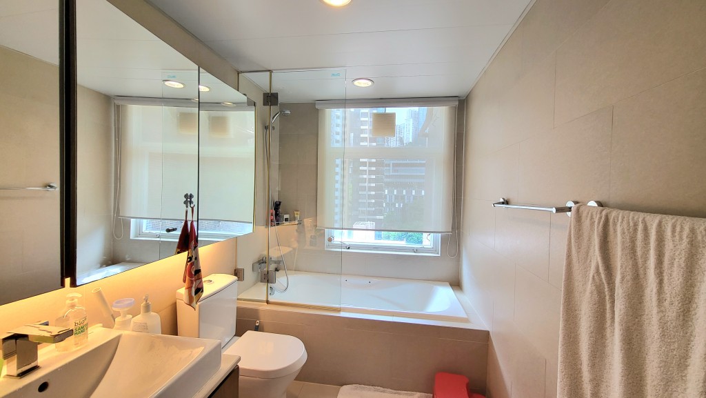 浴室為明廁設計，保養不俗，設鏡櫃及浴缸。
