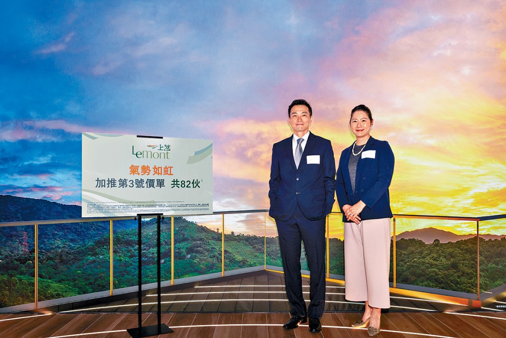 上然暫超額逾20倍,發展商再度加推應市。左為萬科香港周銘禧,右為劉淑貞。