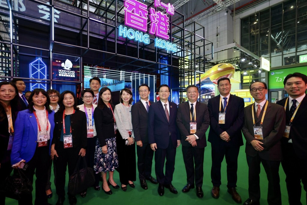 李家超（右五）到貿發局在企業商業展設立的香港食品館和香港服務業展館參觀。李家超FB圖片