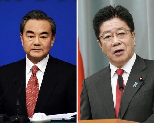 王毅晤日本内阁官房长官加藤胜信。