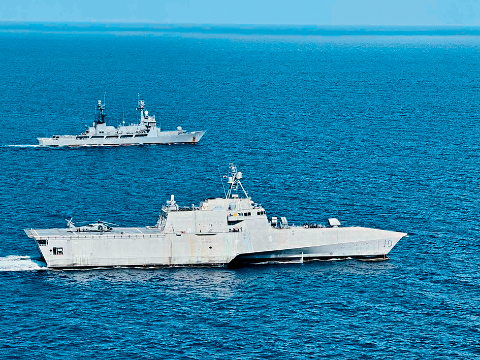 此前美菲艦艇曾在南海展開聯合行動。