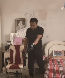 倖存者李先生開直播向公眾講述細節。極目新聞