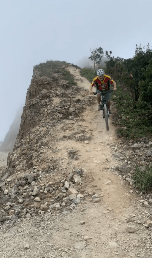 4月中，郑恕峰在恵东大山南踩自行车时，山路崎岖。