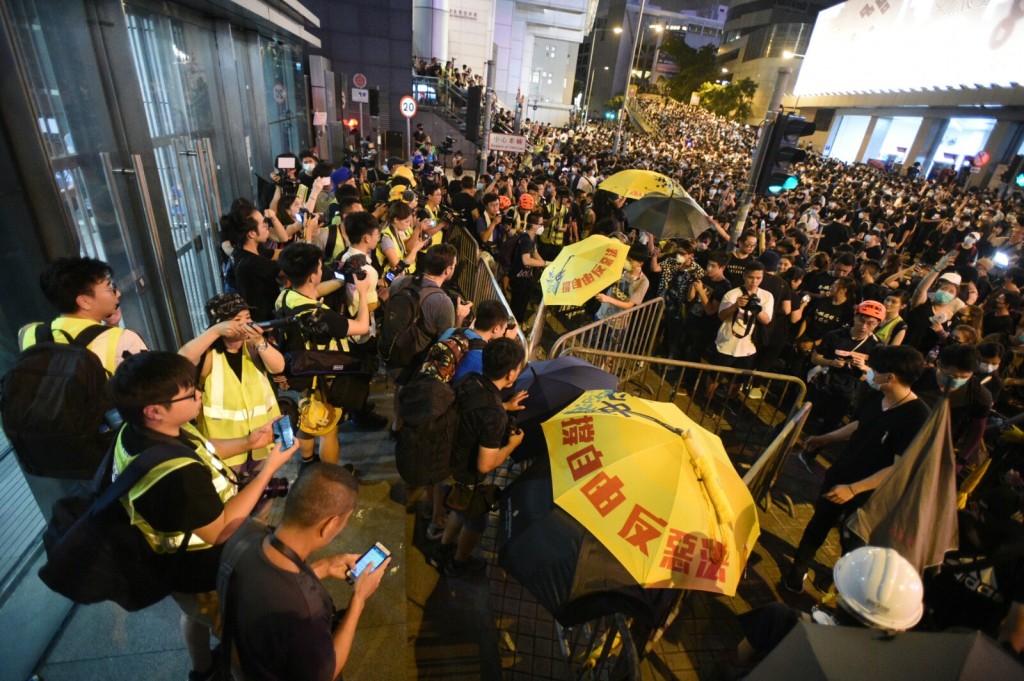 示威者再圍堵警總。