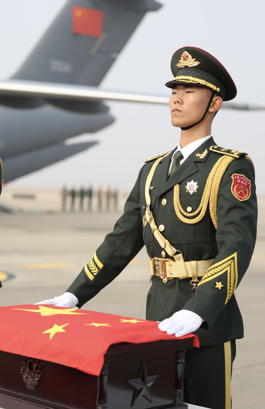 中國以最高禮儀迎志願軍遺骨回國。