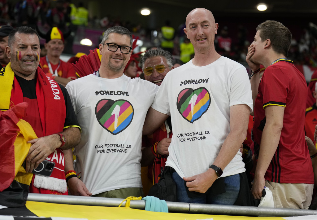 比利時球迷穿著 One Love 球衣，上面寫著「我們的足球適合所有人」。AP