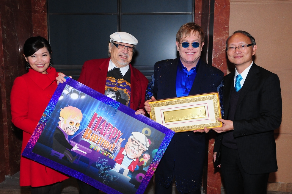 Uncle Ray(左)在2012年特別前往Elton John(右)的表演場地探班。
