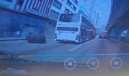私家車撼向鐵欄。fb 車cam L（香港群組）  