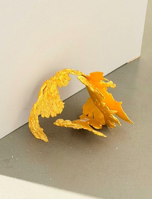 張凱毅丈夫張煜東親手鑄造的黃金鳳冠，展覽時被兒童觀眾損毀。抖音＠我是張凱毅  