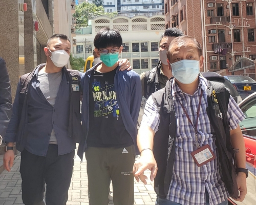 警方押解杜林丞亨到住所搜查。