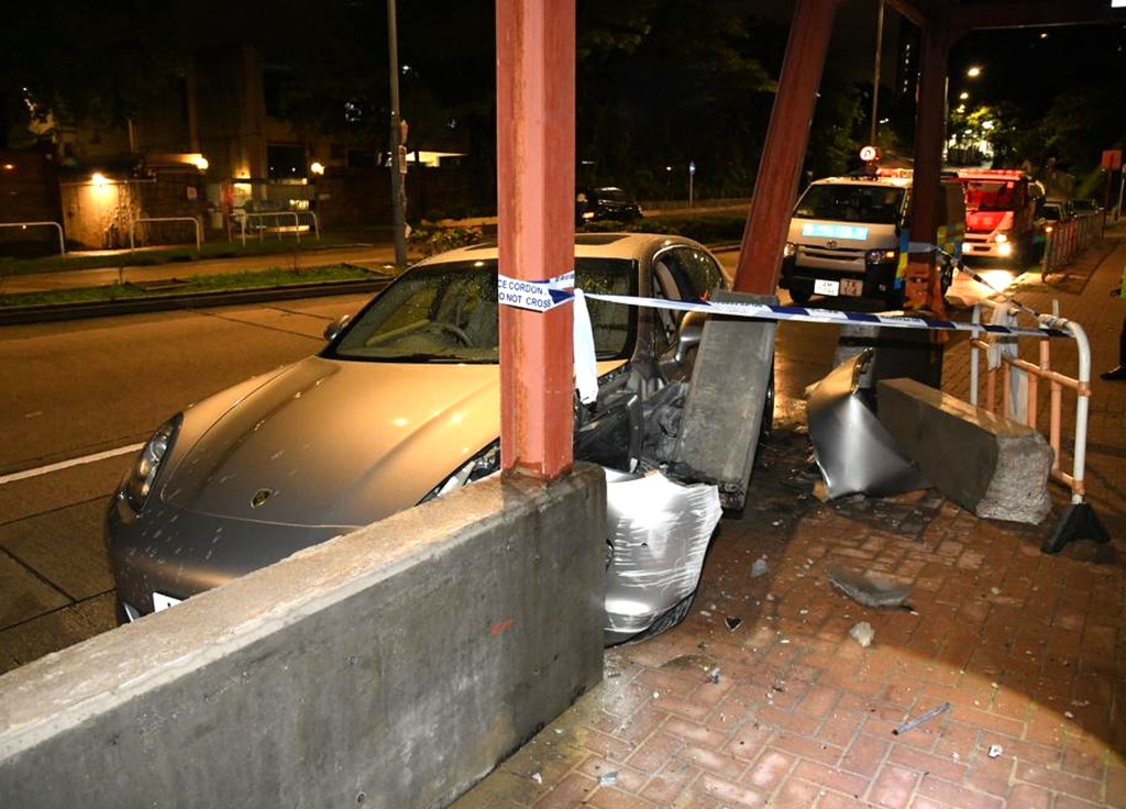 跑車懷疑失事撞毀地盤外石壆連工字鐵。