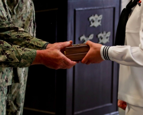 一名海軍女兵完成艱苦訓練成為特種作戰舟艇隊首位女隊員。@USNavy