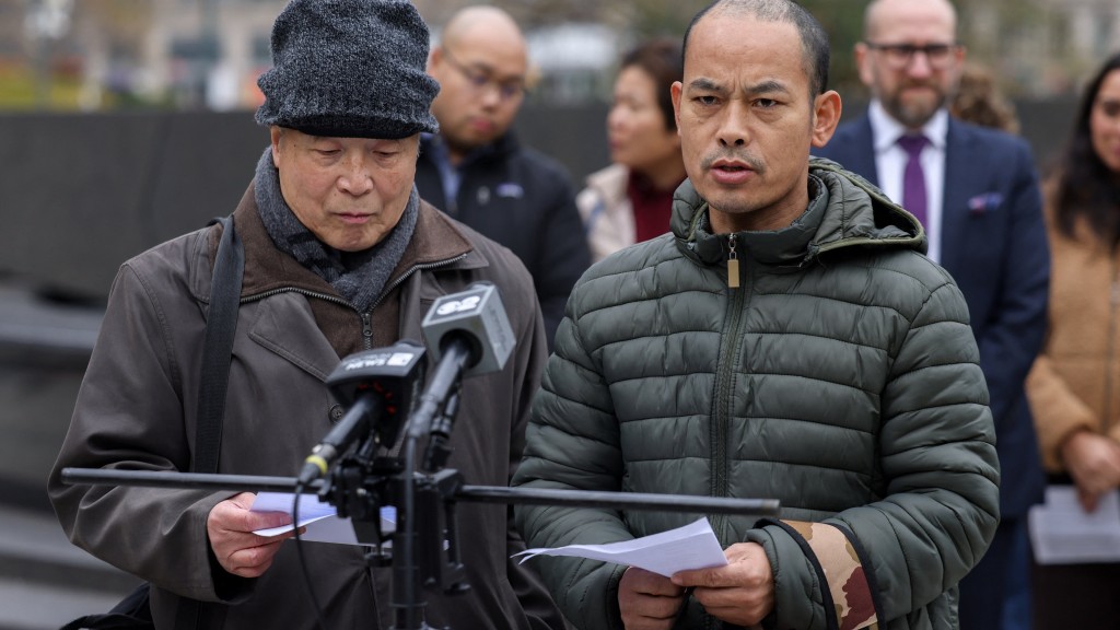 葛彥峰(右)在翻譯陪同下發言。 路透社 葛彥峰(右)在翻譯陪同下發言。 路透社