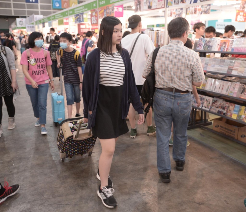 市民攜行李箱買書。