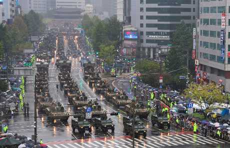 参与阅兵的军车、坦克浩浩荡荡穿过首尔市区。美联社