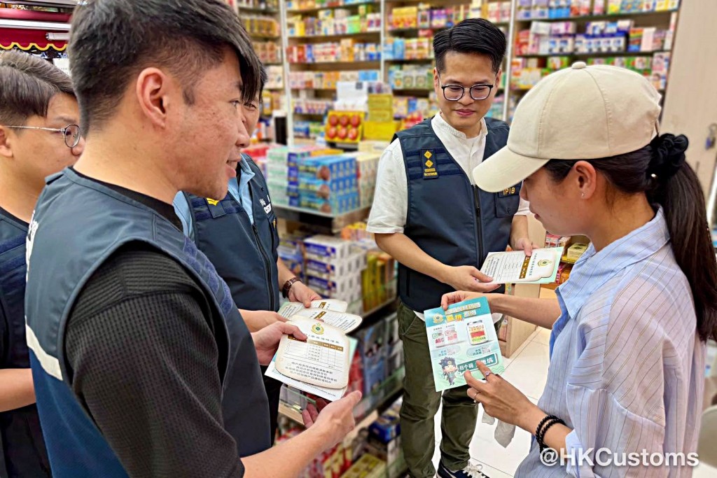 海關在全港多個旅遊購物熱點加強巡查及宣傳。海關提供 海關在全港多個旅遊購物熱點加強巡查及宣傳。海關提供