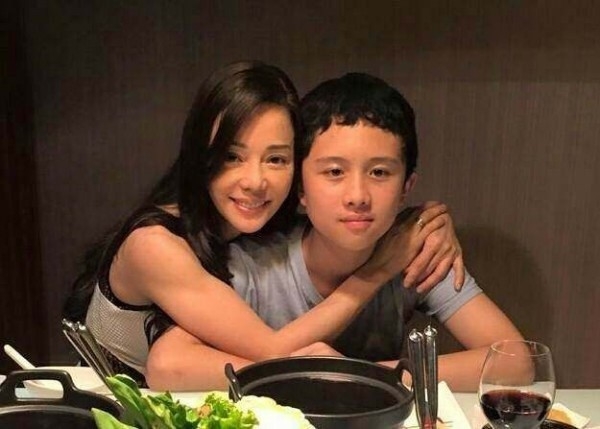 狄鶯（左）曾為兒子赴美升學而難過。（網圖）