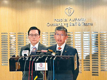 鄧耀鏗（右）表示，政府對公院病人藥費資助率達92%。