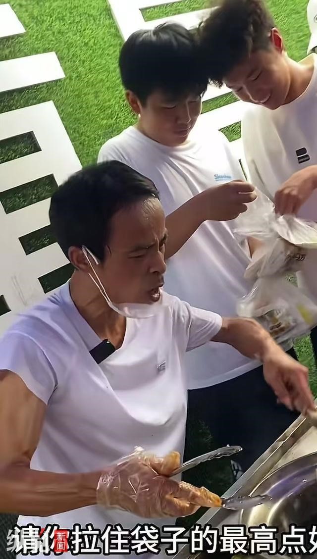 「雞排哥」李俊永網上爆紅後，大量民眾到景德鎮排隊買他的雞扒。