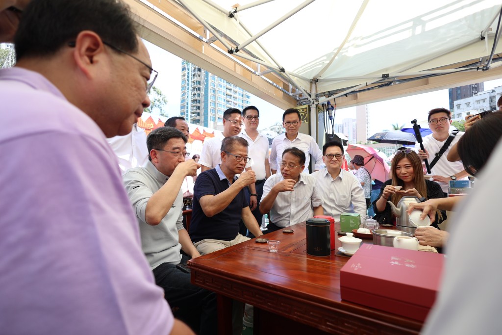 陳茂波與同樣喜愛功夫茶的高永文一同觀賞沏茶過程。官方圖片