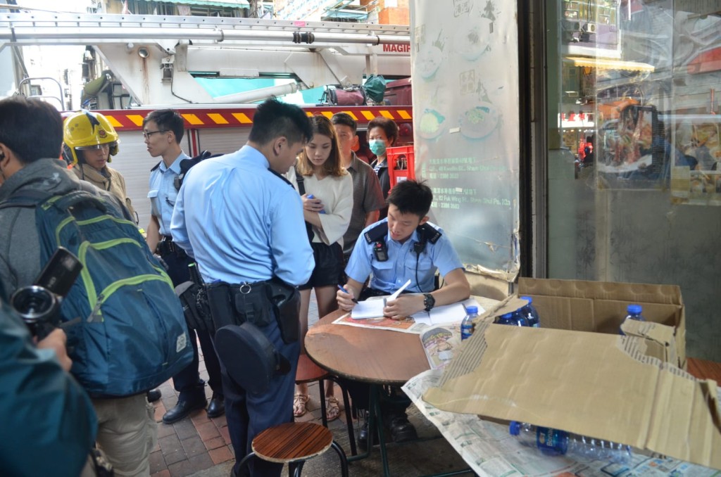 警方設置臨時指揮中心,幫疏散居民登記。