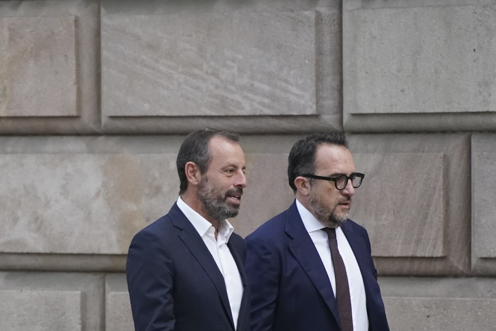 巴塞羅那前主席亞歷山大（左）抵達法庭。AP