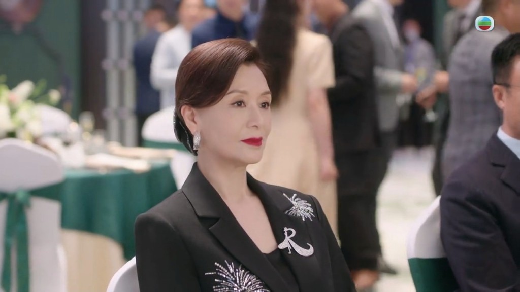 《新聞女王²》昨晚一集，Man姐（佘詩曼 飾）和「霸氣養母」Madam Yuen阮雪君（夏文汐 飾）在晚宴上展開激烈爭辯。