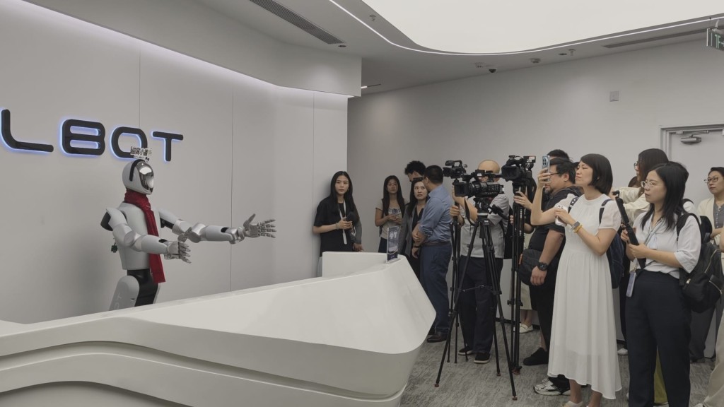 銀河通用機械人被用於便利店、醫院、工廠等專業場景。楊浚源攝 銀河通用機械人被用於便利店、醫院、工廠等專業場景。楊浚源攝