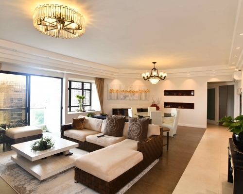 這個放盤為嘉雲臺1座低層B室，實用面積1811方呎。