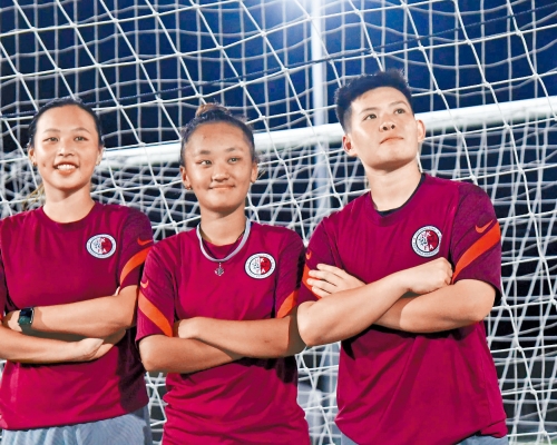 （左起）鍾貝琪、林永嫻和吳卓蔚分別效力蘇格蘭、美國及台灣球隊，她們鼓勵有意外流的港足女孩要趁早起行。