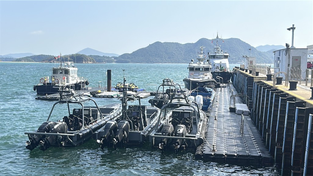 事主遺體運往西貢對面海水警基地。劉漢權攝