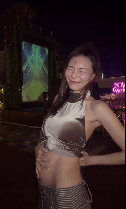 五索為自己成功的惡作劇開懷大笑，非常得意。