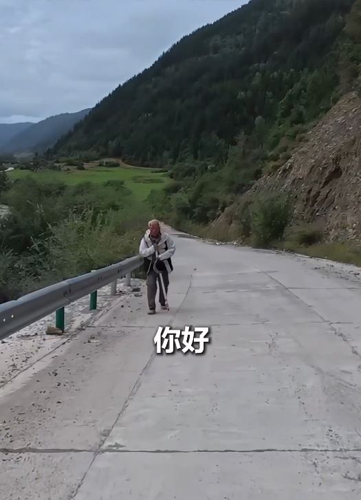 74歲的鄭鎮炎熱愛徒步運動，去年開始獨自重走長征路線。抖音＠人民日報