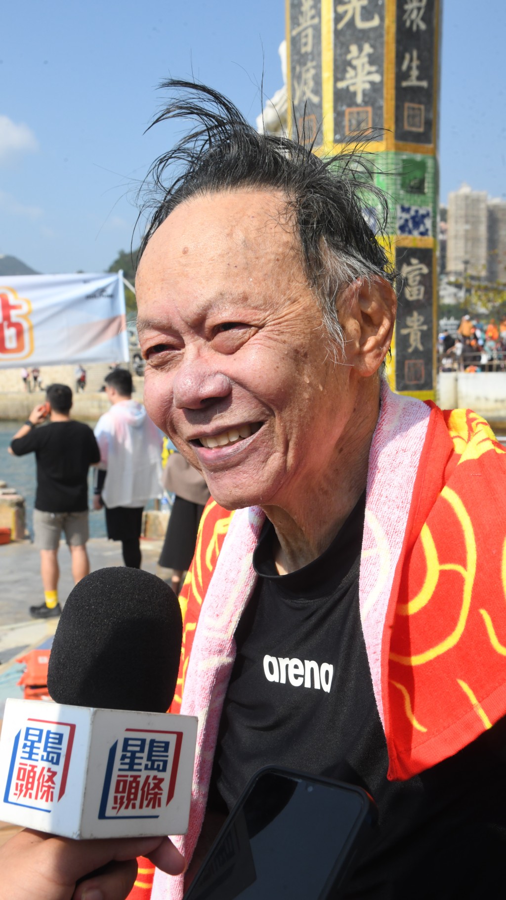 年79岁的刘冬荣是全场最年长的泳手，他表示今年天气比去年暖和许多，游泳过程很顺利。