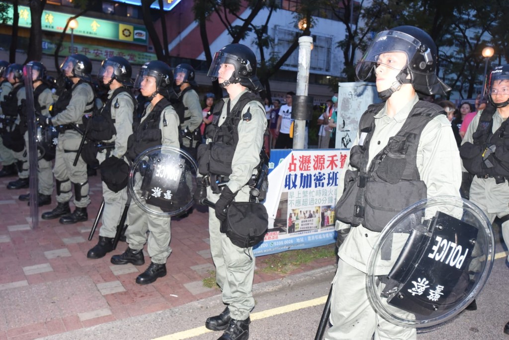警員身穿特別保護衣。