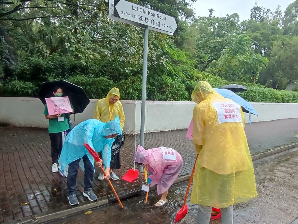 一行四人一同清理路上及雨水渠口的落叶及杂物等。梁文广facebook图片