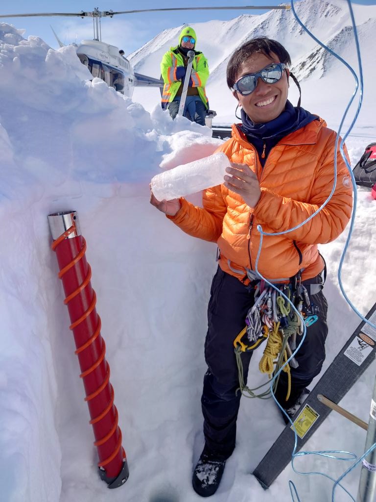 张伟贤于加拿大北极圈巴芬岛抽取冰芯样本。 受访者提供