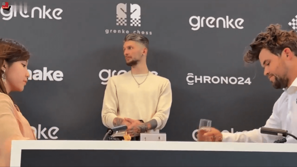 之后两人略显尴尬。 X@PicturesFoIder 之后两人略显尴尬。 X@PicturesFoIder