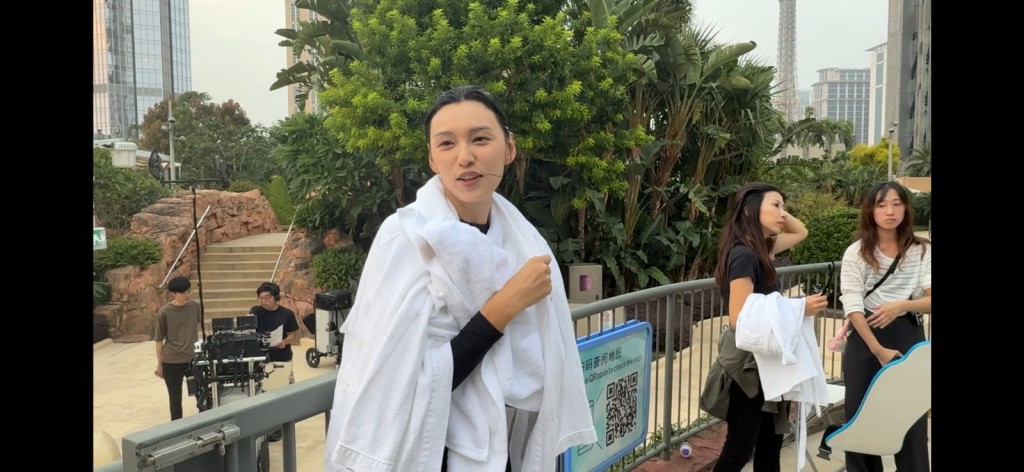 王丹妮拍攝時一邊喊一邊驚叫。