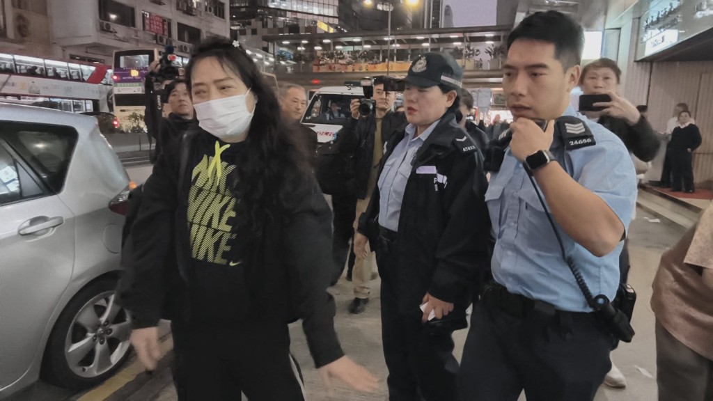 涉案眾人被帶走調查，其中一名女子情緒激動。黃文威攝