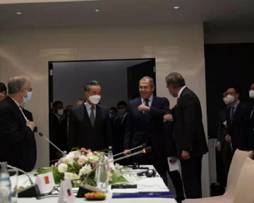王毅於塔吉克與伊朗、俄羅斯、巴基斯坦三國外長舉行會議。（外交部網站）
