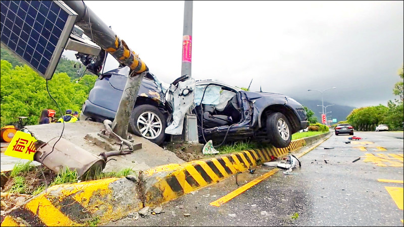 台灣花蓮有押犯警車在暴雨中自炒，車輛嚴重損毀，疑犯身亡。自由時報