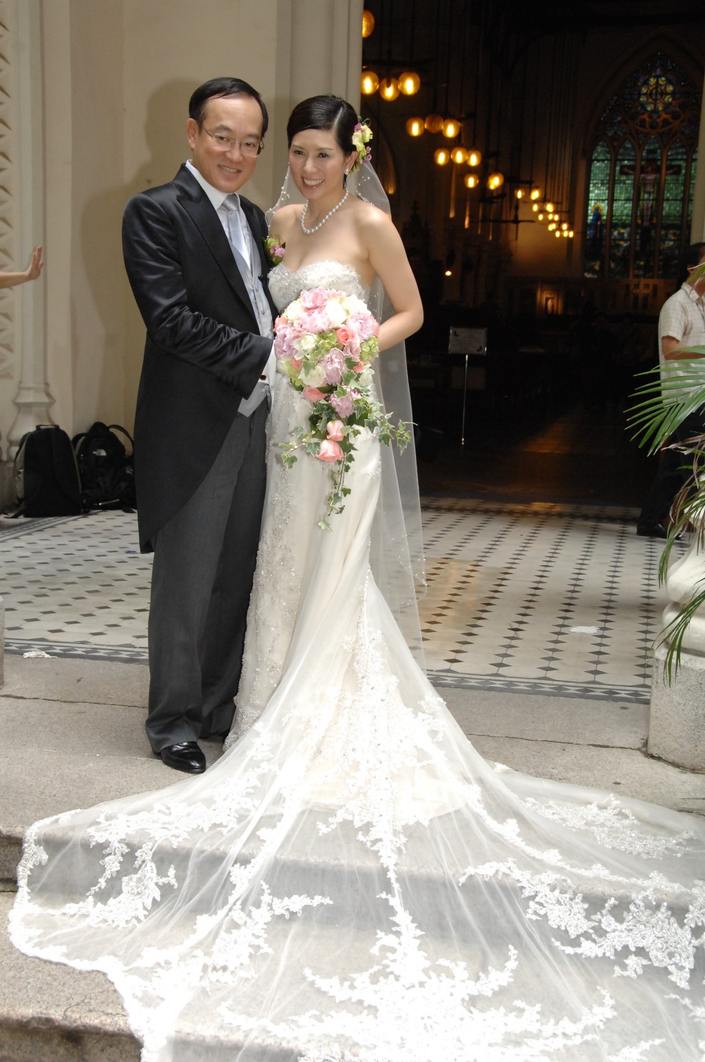 羅慧娟90年代認識了新加坡股票大亨劉志敏，二人於2008年8月結婚並定居於新加坡。