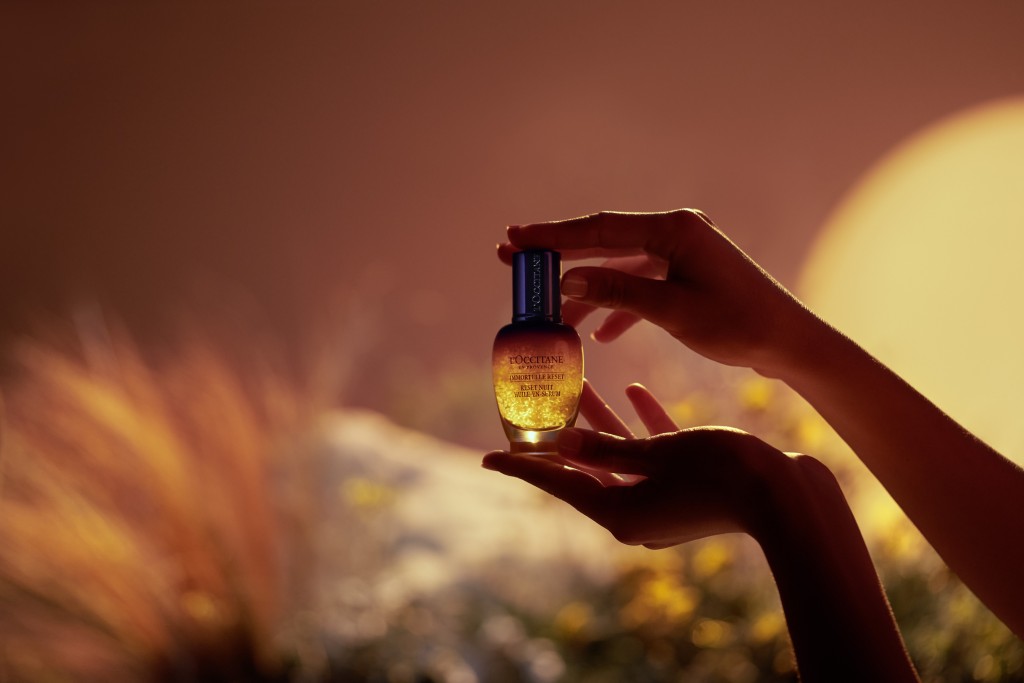 L'Occitane蠟菊煥活雙效精華/$750/50ml,蘊含五千顆蠟菊微精華粒子,並結合蠟菊精華油,可迅速喚醒肌膚,回復細緻幼滑,強化肌底。 L'Occitane蠟菊煥活雙效精華/$750/50ml,蘊含五千顆蠟菊微精華粒子,並結合蠟菊精華油,可迅速喚醒肌膚,回復細緻幼滑,強化肌底。